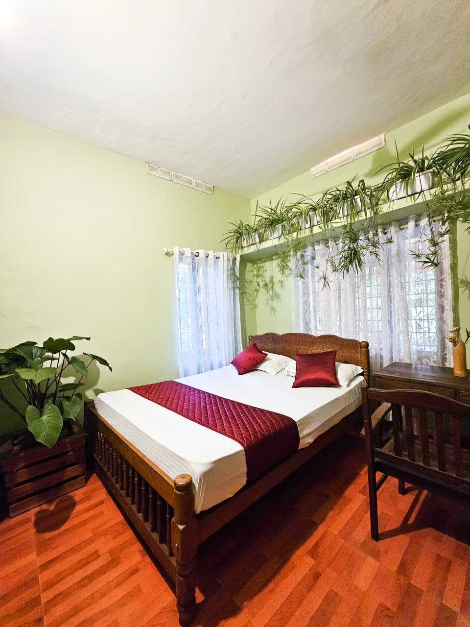 Double room with wooden bed and hanging plants